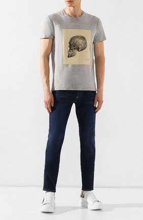 Мужские джинсы ALEXANDER MCQUEEN синего цвета по цене 34750 руб., арт. 567861/QNY21 | Фото 2 Мужские джинсы ALEXANDER MCQUEEN синего цвета, арт. 567861/QNY21 | Фото 2
