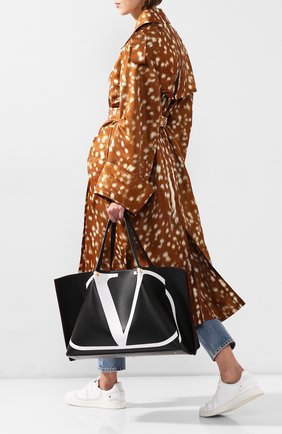 Женская сумка-тоут valentino garavani go logo escape large VALENTINO черная цвета, арт. RW0B0D52/RRX купить в ЦУМ | Фото №2 Сумка-тоут Valentino Garavani Go Logo Escape large Valentino черная цвета | Фото №2
