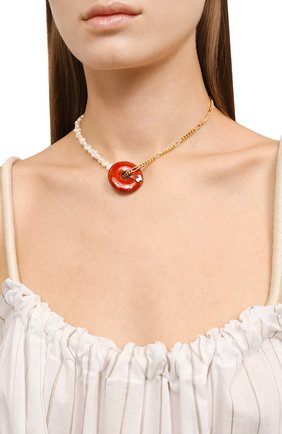 Женское колье hotel amour WALD BERLIN золотого цвета по цене 23500 руб., арт. H0TEL AM0UR FIGAR0 RED NECKLACE | Фото 2 Женское колье hotel amour WALD BERLIN золотого цвета, арт. H0TEL AM0UR FIGAR0 RED NECKLACE | Фото 2