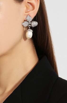 Женские клипсы OSCAR DE LA RENTA серебряного цвета по цене 33700 руб., арт. P19J123CSS | Фото 2 Женские клипсы OSCAR DE LA RENTA серебряного цвета, арт. P19J123CSS | Фото 2