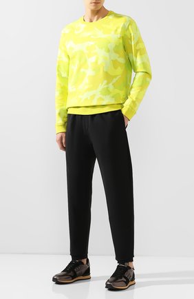 Мужской хлопковый свитшот VALENTINO желтого цвета по цене 96700 руб., арт. SV3MF04J5J2 | Фото 2 Мужской хлопковый свитшот VALENTINO желтого цвета, арт. SV3MF04J5J2 | Фото 2 (Статус проверки: Проверена категория, Проверено; Рукава: Длинные; Материал внешний: Хлопок; Длина (для топов): Стандартные; Принт: С принтом; Мужское Кросс-КТ: свитшот-одежда)