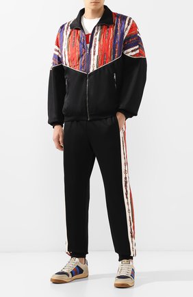 Мужской шелковый бомбер GUCCI разноцветного цвета по цене 240500 руб., арт. 575740/XJBA8 | Фото 2 Мужской шелковый бомбер GUCCI разноцветного цвета, арт. 575740/XJBA8 | Фото 2 (Материал подклада: Купро; Материал внешний: Шелк; Статус проверки: Проверена категория, Проверено; Принт: С принтом; Мужское Кросс-КТ: Верхняя одежда; Длина (верхняя одежда): Короткие; Рукава: Длинные; Кросс-КТ: Куртка; Стили: Гранж)