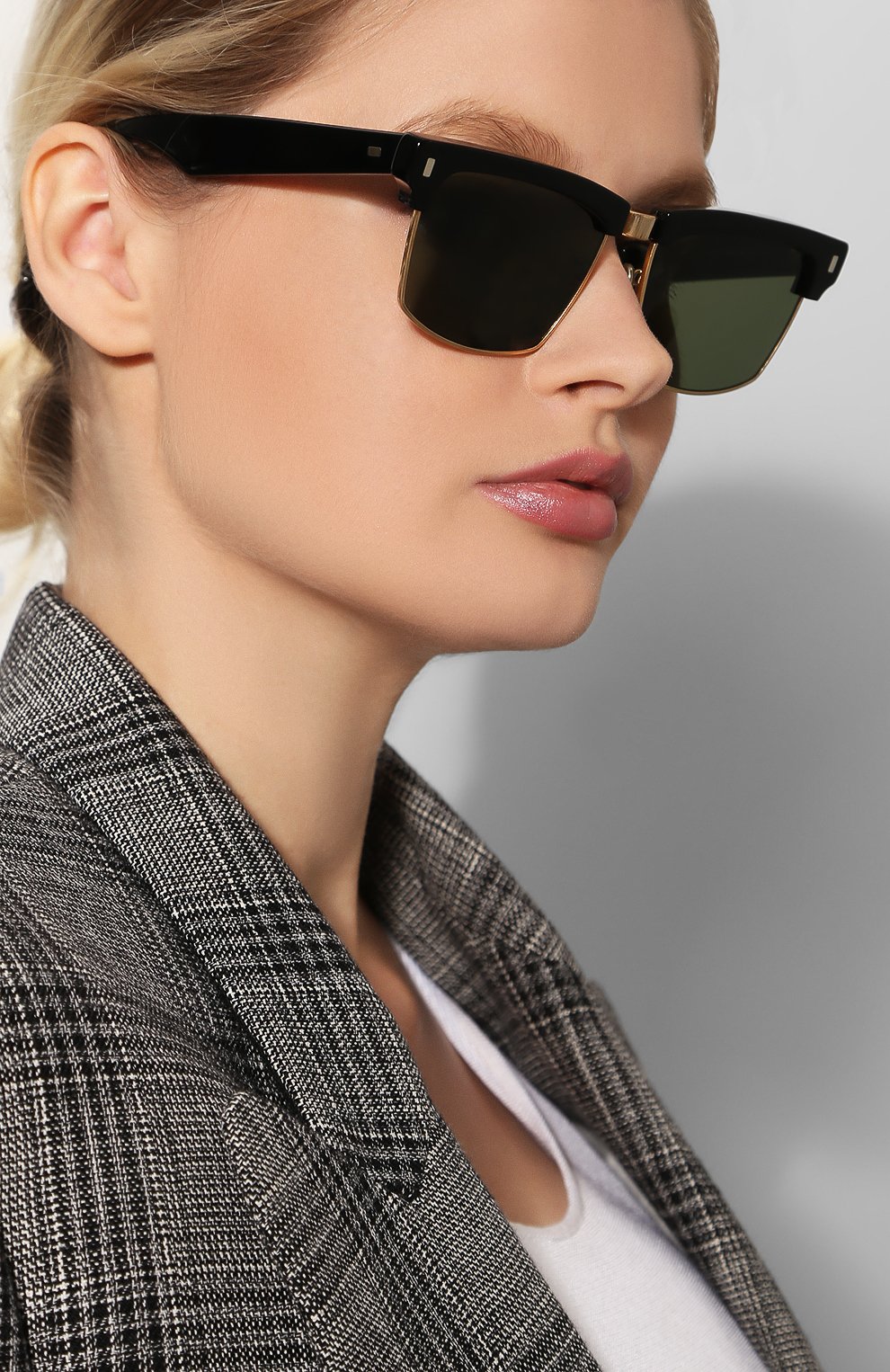 Женские солнцезащитные очки CELINE EYEWEAR черного цвета по цене 35250 руб., арт. CL40054U 30N | Фото 2 Женские солнцезащитные очки CELINE EYEWEAR черного цвета, арт. CL40054U 30N | Фото 2