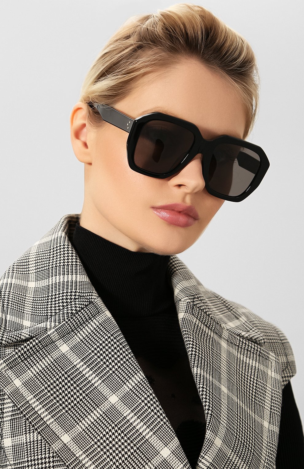 Женские солнцезащитные очки CELINE EYEWEAR черного цвета по цене 29700 руб., арт. CL40045F 01A | Фото 2 Женские солнцезащитные очки CELINE EYEWEAR черного цвета, арт. CL40045F 01A | Фото 2