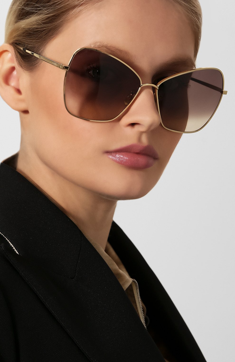 Женские солнцезащитные очки CELINE EYEWEAR золотого цвета по цене 24450 руб., арт. CL40080U 30F | Фото 2 Женские солнцезащитные очки CELINE EYEWEAR золотого цвета, арт. CL40080U 30F | Фото 2