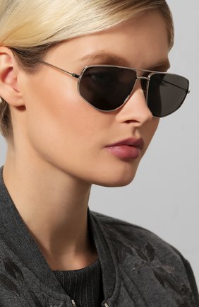 Женские солнцезащитные очки CELINE EYEWEAR серебряного цвета по цене 24450 руб., арт. CL40083U 16A | Фото 2 Женские солнцезащитные очки CELINE EYEWEAR серебряного цвета, арт. CL40083U 16A | Фото 2