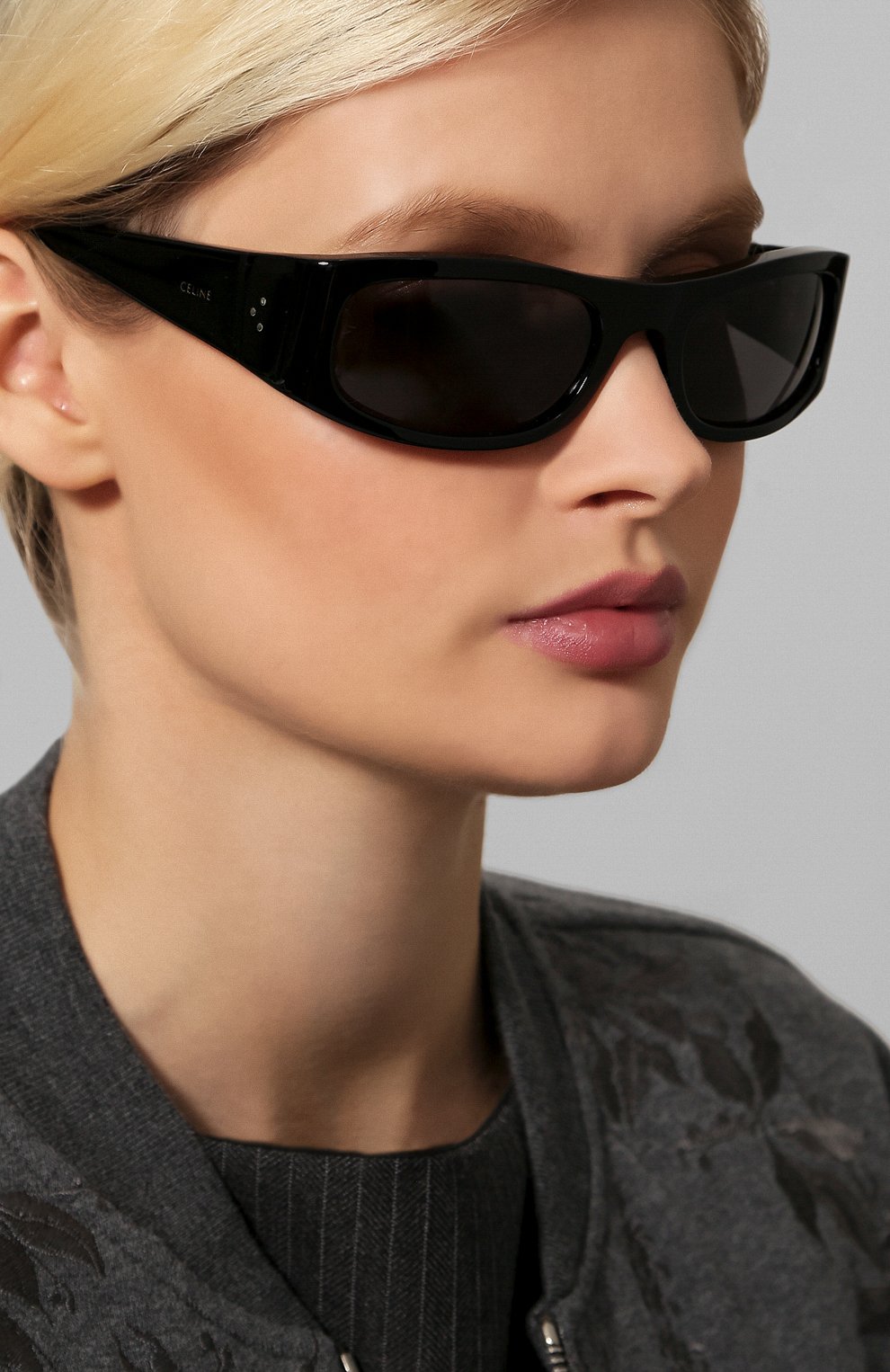 Женские солнцезащитные очки CELINE EYEWEAR черного цвета по цене 27800 руб., арт. CL40085I 01A | Фото 2 Женские солнцезащитные очки CELINE EYEWEAR черного цвета, арт. CL40085I 01A | Фото 2