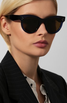 Женские солнцезащитные очки CELINE EYEWEAR синего цвета по цене 16000 руб., арт. CL40003I 90E | Фото 2 Женские солнцезащитные очки CELINE EYEWEAR синего цвета, арт. CL40003I 90E | Фото 2 (Тип очков: С/з; Статус проверки: Проверена категория)