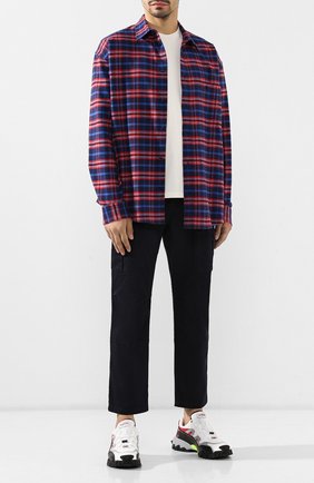 Мужской хлопковые брюки BALENCIAGA темно-синего цвета по цене 47150 руб., арт. 557301/TDP09 | Фото 2 Мужской хлопковые брюки BALENCIAGA темно-синего цвета, арт. 557301/TDP09 | Фото 2