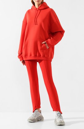 Женские хлопковые брюки VETEMENTS красного цвета по цене 45000 руб., арт. WAH20TR515 | Фото 2 Женские хлопковые брюки VETEMENTS красного цвета, арт. WAH20TR515 | Фото 2
