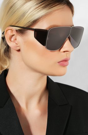 Женские солнцезащитные очки TOM FORD темно-серого цвета по цене 28400 руб., арт. TF708 08A | Фото 2 Женские солнцезащитные очки TOM FORD темно-серого цвета, арт. TF708 08A | Фото 2