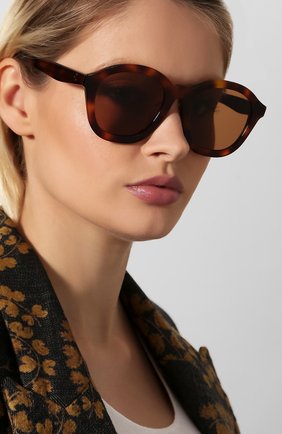 Женские солнцезащитные очки CELINE EYEWEAR коричневого цвета по цене 16000 руб., арт. CL40017F 53E | Фото 2 Женские солнцезащитные очки CELINE EYEWEAR коричневого цвета, арт. CL40017F 53E | Фото 2