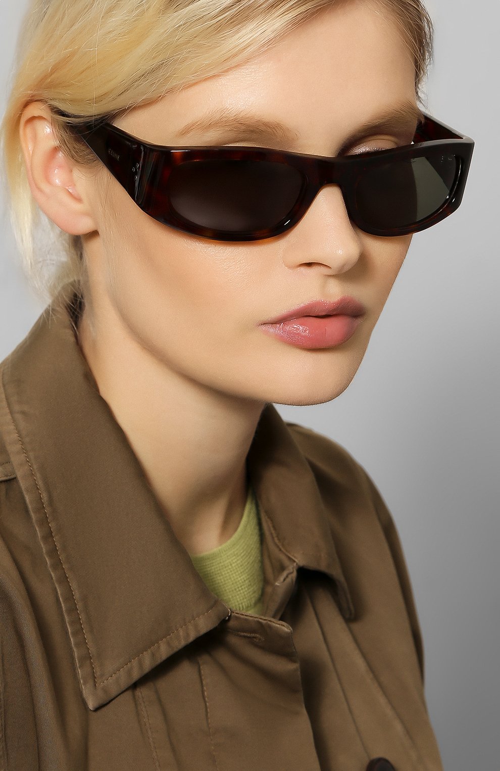 Женские солнцезащитные очки CELINE EYEWEAR коричневого цвета по цене 27800 руб., арт. CL40085I 52N | Фото 2 Женские солнцезащитные очки CELINE EYEWEAR коричневого цвета, арт. CL40085I 52N | Фото 2