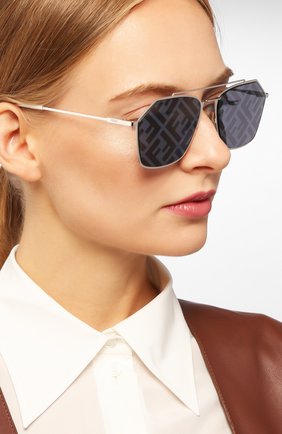Женские солнцезащитные очки FENDI серебряного цвета по цене 24450 руб., арт. M0022 85L | Фото 2 Женские солнцезащитные очки FENDI серебряного цвета, арт. M0022 85L | Фото 2