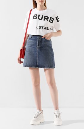 Женская хлопковая футболка BURBERRY белого цвета по цене 37200 руб., арт. 8017103 | Фото 2 Женская хлопковая футболка BURBERRY белого цвета, арт. 8017103 | Фото 2 (Материал внешний: Хлопок; Длина (для топов): Удлиненные; Рукава: Короткие; Женское Кросс-КТ: Футболка-одежда; Стили: Кэжуэл; Силуэт Ж (для верхов): Оверсайз; Статус проверки: Проверена категория; Принт: С принтом)