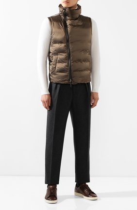 Мужской пуховый жилет GIORGIO ARMANI коричневого цвета по цене 97100 руб., арт. 9WGGK014/T0189 | Фото 2 Мужской пуховый жилет GIORGIO ARMANI коричневого цвета, арт. 9WGGK014/T0189 | Фото 2 (Длина (верхняя одежда): Короткие; Материал подклада: Синтетический материал; Статус проверки: Проверена категория; Материал утеплителя: Пух и перо; Материал внешний: Синтетический материал; Мужское Кросс-КТ: Верхняя одежда; Кросс-КТ: Пуховик, Куртка; Стили: Кэжуэл)