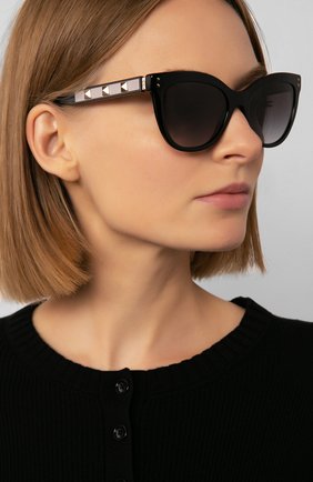 Женские солнцезащитные очки VALENTINO черного цвета по цене 19300 руб., арт. 4049-50018G | Фото 2 Женские солнцезащитные очки VALENTINO черного цвета, арт. 4049-50018G | Фото 2
