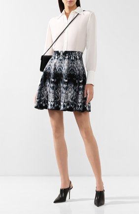 Женская юбка из смеси шелка и вискозы ALEXANDER MCQUEEN синего цвета по цене 177500 руб., арт. 585245/Q1AG1 | Фото 2 Женская юбка из смеси шелка и вискозы ALEXANDER MCQUEEN синего цвета, арт. 585245/Q1AG1 | Фото 2 (Длина Ж (юбки, платья, шорты): Мини; Материал внешний: Шелк, Вискоза; Статус проверки: Проверена категория; Женское Кросс-КТ: Юбка-одежда)