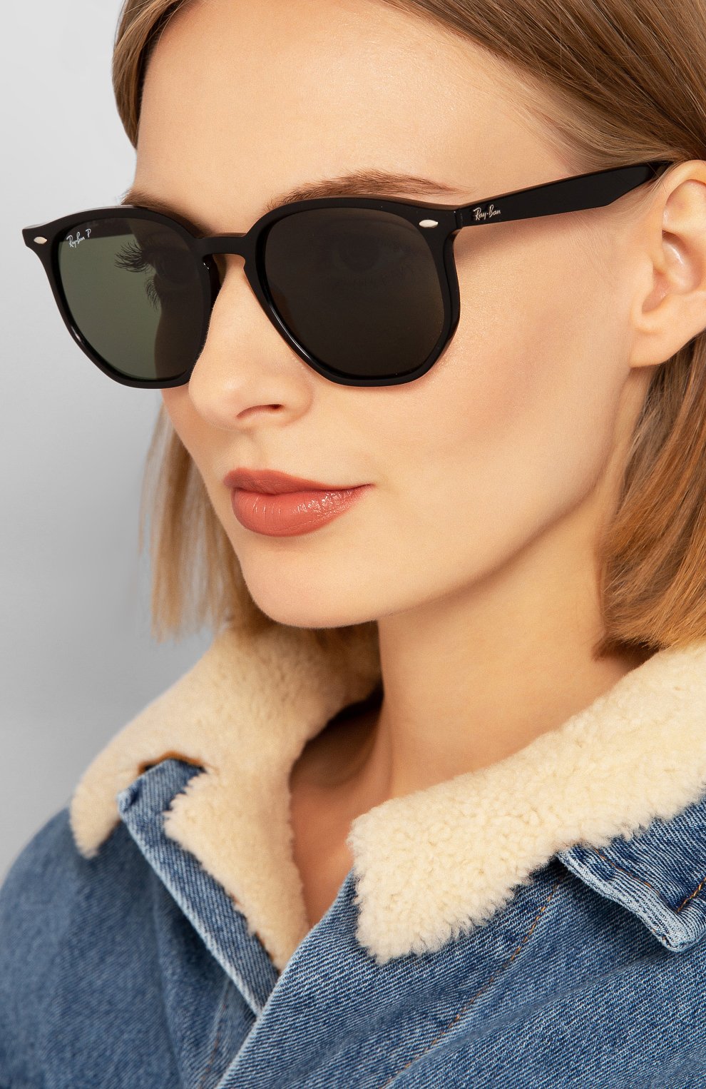 Женские солнцезащитные очки RAY-BAN темно-зеленого цвета по цене 11900 руб., арт. 4306-601/9A | Фото 2 Женские солнцезащитные очки RAY-BAN темно-зеленого цвета, арт. 4306-601/9A | Фото 2