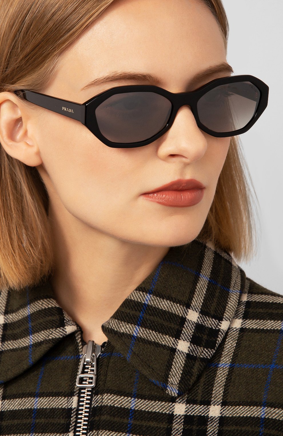 Женские солнцезащитные очки PRADA черного цвета по цене 21300 руб., арт. 20VS-1AB500 | Фото 2 Женские солнцезащитные очки PRADA черного цвета, арт. 20VS-1AB500 | Фото 2