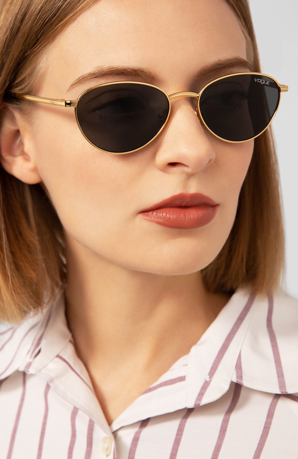 Женские солнцезащитные очки VOGUE золотого цвета по цене 6800 руб., арт. 4082S-280/87 | Фото 2 Женские солнцезащитные очки VOGUE золотого цвета, арт. 4082S-280/87 | Фото 2