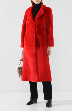 Женская дубленка из овчины REDVALENTINO красного цвета по цене 227000 руб., арт. SR0FA00D/4LA | Фото 2 Женская дубленка из овчины REDVALENTINO красного цвета, арт. SR0FA00D/4LA | Фото 2