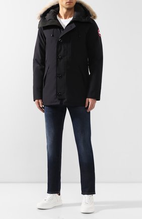 Мужская пуховая парка chateau с меховой отделкой CANADA GOOSE темно-синего цвета по цене 82950 руб., арт. 3426MA | Фото 2 Мужская пуховая парка chateau с меховой отделкой CANADA GOOSE темно-синего цвета, арт. 3426MA | Фото 2