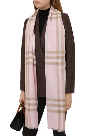 Мужские шарф из смеси шерсти и шелка BURBERRY розового цвета по цене 26700 руб., арт. 8019462 | Фото 2 Мужские шарф из смеси шерсти и шелка BURBERRY розового цвета, арт. 8019462 | Фото 2