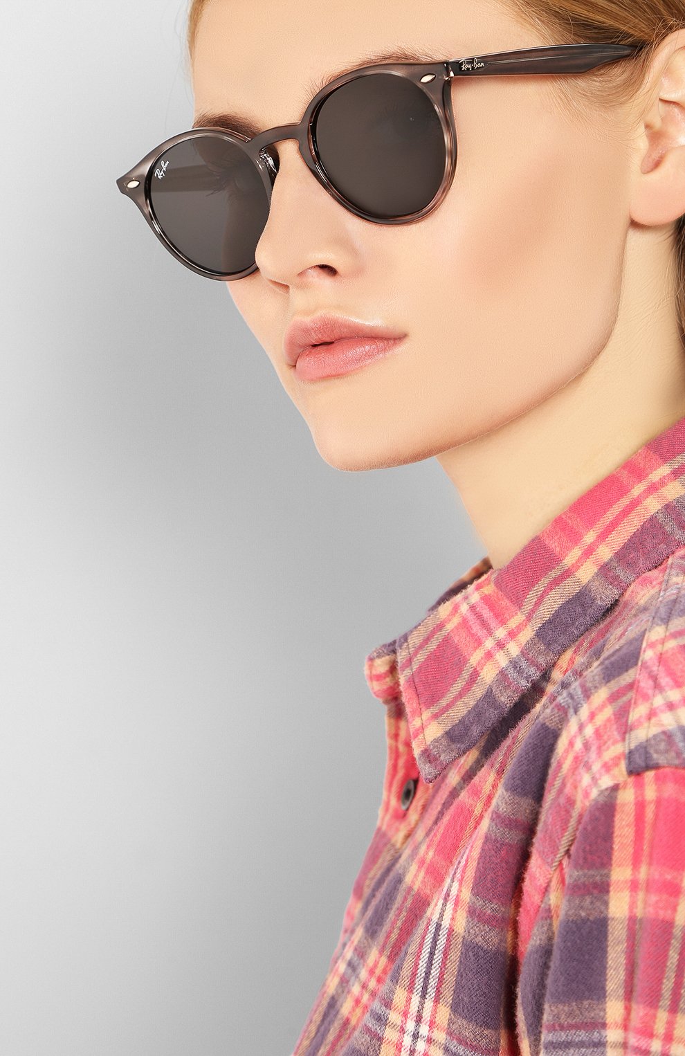 Женские солнцезащитные очки RAY-BAN серого цвета по цене 9900 руб., арт. 2180-643087 | Фото 2 Женские солнцезащитные очки RAY-BAN серого цвета, арт. 2180-643087 | Фото 2