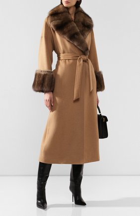 Женское пальто с меховой отделкой KITON бежевого цвета по цене 2420000 руб., арт. D48613K02403 | Фото 2 Женское пальто с меховой отделкой KITON бежевого цвета, арт. D48613K02403 | Фото 2