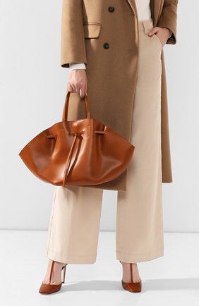 Женская сумка lynne NANUSHKA коричневого цвета по цене 51850 руб., арт. LYNNE_TAN_LEATHER | Фото 2 Женская сумка lynne NANUSHKA коричневого цвета, арт. LYNNE_TAN_LEATHER | Фото 2