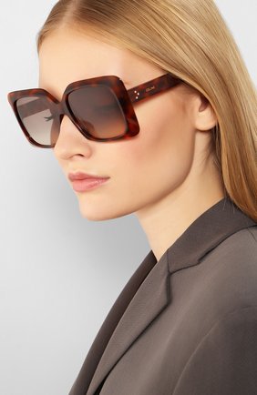 Женские солнцезащитные очки CELINE EYEWEAR коричневого цвета по цене 26850 руб., арт. CL40096I 55F | Фото 2 Женские солнцезащитные очки CELINE EYEWEAR коричневого цвета, арт. CL40096I 55F | Фото 2