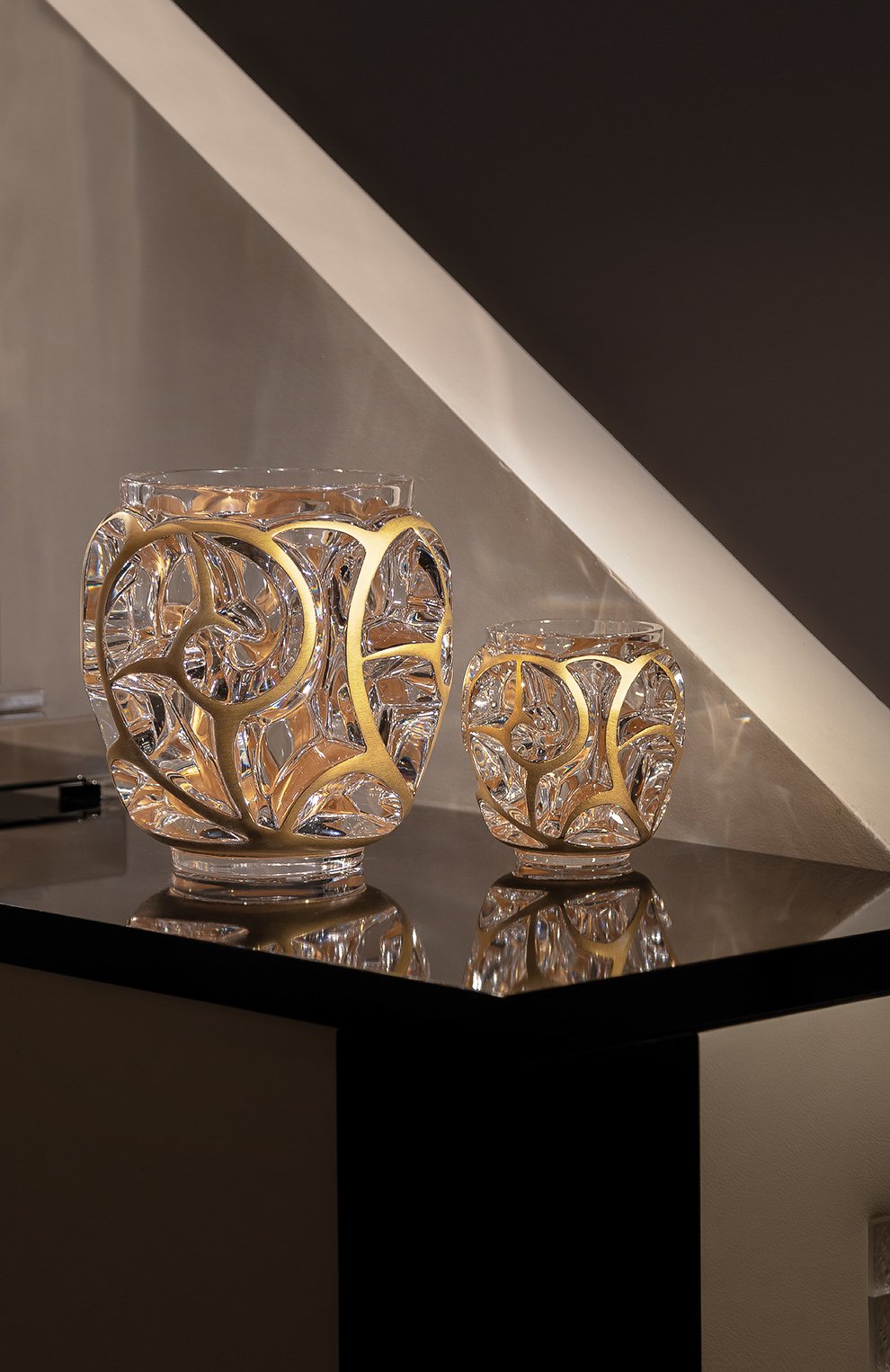 Ваза tourbillons m LALIQUE золотого цвета по цене 629000 руб., арт. 10683800 | Фото 2 Ваза tourbillons m LALIQUE золотого цвета, арт. 10683800 | Фото 2 (Ограничения доставки: fragile-2)