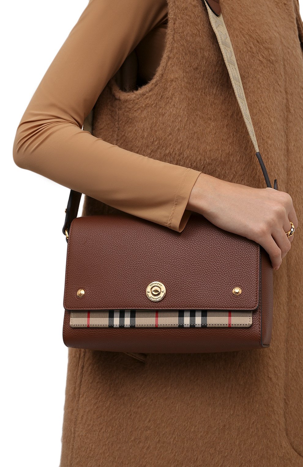 Женская сумка note medium BURBERRY коричневого цвета по цене 105000 руб., арт. 8021111 | Фото 2 Женская сумка note medium BURBERRY коричневого цвета, арт. 8021111 | Фото 2 (Сумки-технические: Сумки через плечо; Размер: medium; Материал: Натуральная кожа; Ремень/цепочка: На ремешке)