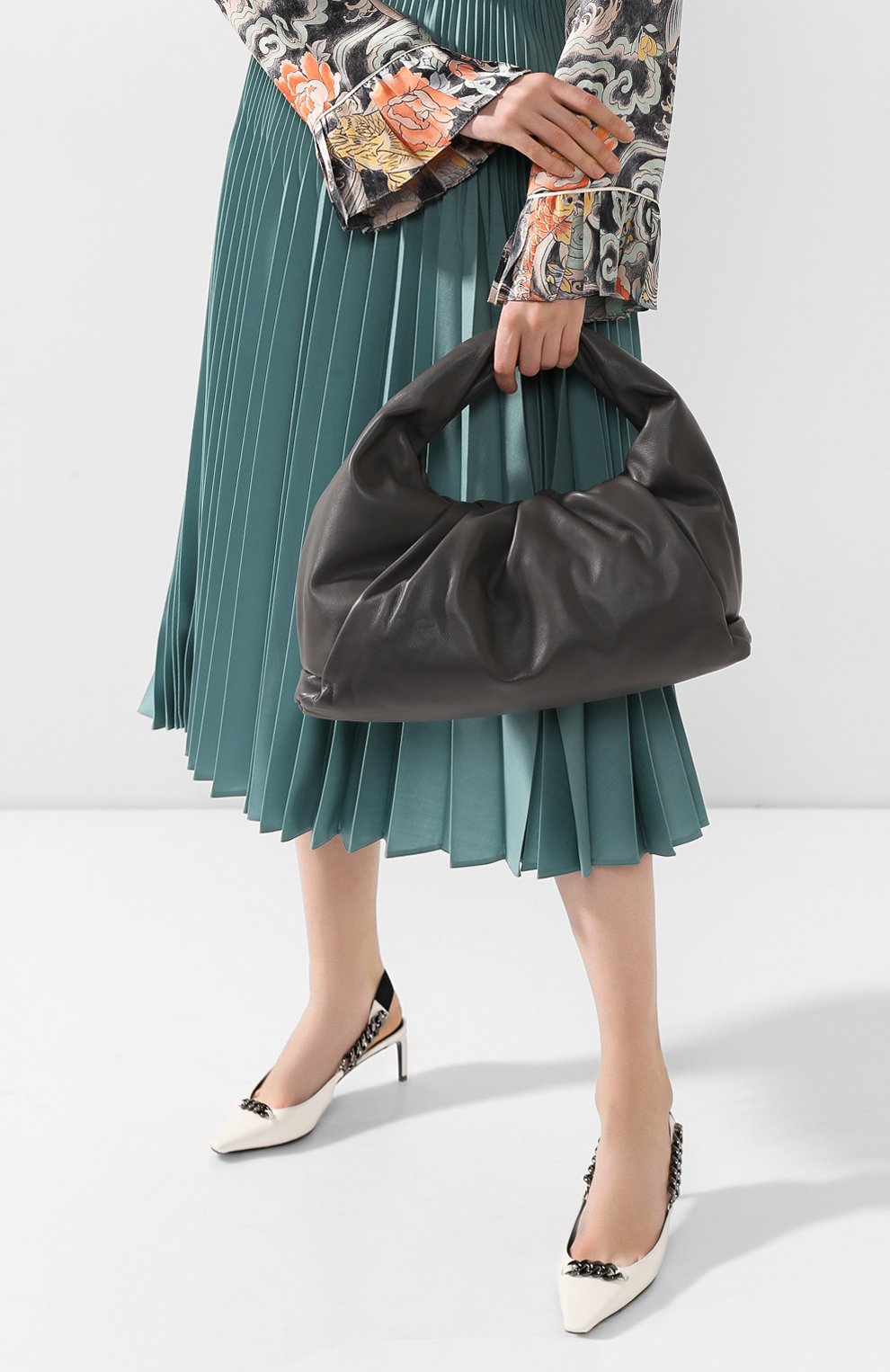 Женская сумка shoulder pouch BOTTEGA VENETA темно-серого цвета по цене 123000 руб., арт. 610524/VCP40 | Фото 2 Женская сумка shoulder pouch BOTTEGA VENETA темно-серого цвета, арт. 610524/VCP40 | Фото 2