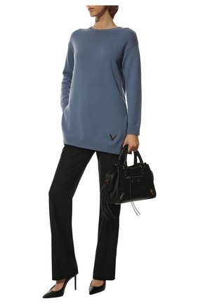 Женский кашемировый свитер VALENTINO голубого цвета по цене 143500 руб., арт. TB3KCA8553Q | Фото 2 Женский кашемировый свитер VALENTINO голубого цвета, арт. TB3KCA8553Q | Фото 2 (Длина (для топов): Удлиненные; Рукава: Длинные; Материал внешний: Шерсть, Кашемир; Стили: Кэжуэл, Минимализм, Классический; Женское Кросс-КТ: Свитер-одежда)