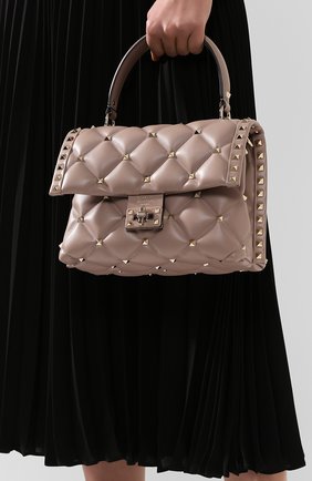 Женская сумка candystud VALENTINO бежевого цвета по цене 241000 руб., арт. TW2B0B55/NAP | Фото 2 Женская сумка candystud VALENTINO бежевого цвета, арт. TW2B0B55/NAP | Фото 2 (Сумки-технические: Сумки top-handle; Материал: Натуральная кожа; Ремень/цепочка: На ремешке; Размер: small)