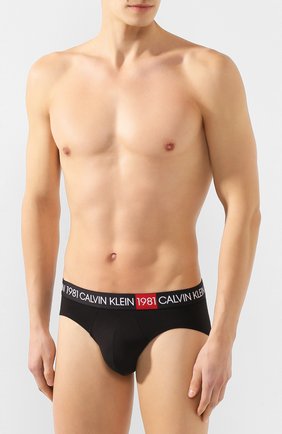 Мужские хлопковые брифы CALVIN KLEIN черного цвета по цене 2830 руб., арт. NB2049A | Фото 2 Мужские хлопковые брифы CALVIN KLEIN черного цвета, арт. NB2049A | Фото 2