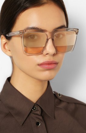 Женские солнцезащитные очки TOM FORD светло-бежевого цвета по цене 21850 руб., арт. TF764 20Z | Фото 2 Женские солнцезащитные очки TOM FORD светло-бежевого цвета, арт. TF764 20Z | Фото 2 (Тип очков: С/з; Статус проверки: Проверена категория; Очки форма: Квадратные; Оптика Гендер: оптика-женское)