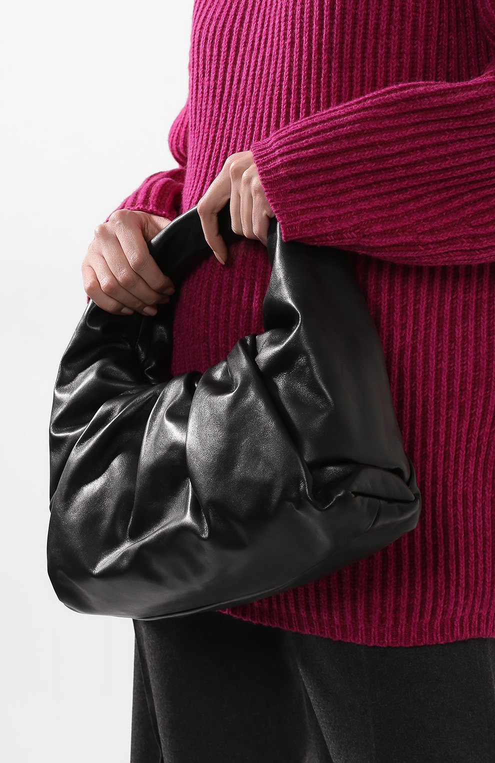 Женская сумка shoulder pouch BOTTEGA VENETA черного цвета по цене 123000 руб., арт. 610524/VCP40 | Фото 2 Женская сумка shoulder pouch BOTTEGA VENETA черного цвета, арт. 610524/VCP40 | Фото 2