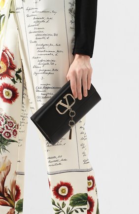 Женский клатч valentino garavani vcase VALENTINO черного цвета по цене 103000 руб., арт. TW2B0G00/XSZ | Фото 2 Женский клатч valentino garavani vcase VALENTINO черного цвета, арт. TW2B0G00/XSZ | Фото 2