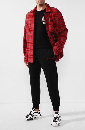 Мужские хлопковые джоггеры ALEXANDER MCQUEEN черного цвета по цене 65100 руб., арт. 599618/Q0Z82 | Фото 2 Мужские хлопковые джоггеры ALEXANDER MCQUEEN черного цвета, арт. 599618/Q0Z82 | Фото 2 (Материал внешний: Хлопок; Мужское Кросс-КТ: Джоггеры-одежда, Брюки-трикотаж; Статус проверки: Проверена категория; Силуэт М (брюки): Джоггеры; Длина (брюки, джинсы): Стандартные)