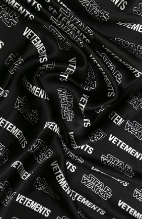 Женский шелковый платок star wars x vetements VETEMENTS черного цвета по цене 49950 руб., арт. USW21AC043 1400/W | Фото 2 Женский шелковый платок star wars x vetements VETEMENTS черного цвета, арт. USW21AC043 1400/W | Фото 2