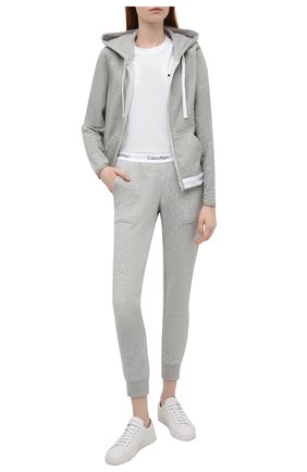 Женские хлопковые брюки CALVIN KLEIN серого цвета по цене 8355 руб., арт. QS5716E | Фото 2 Женские хлопковые брюки CALVIN KLEIN серого цвета, арт. QS5716E | Фото 2