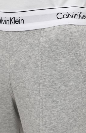 Женские хлопковые брюки CALVIN KLEIN серого цвета по цене 8355 руб., арт. QS5716E | Фото 5 Женские хлопковые брюки CALVIN KLEIN серого цвета, арт. QS5716E | Фото 5
