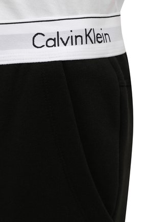 Женские хлопковые брюки CALVIN KLEIN черного цвета по цене 8355 руб., арт. QS5716E | Фото 4 Женские хлопковые брюки CALVIN KLEIN черного цвета, арт. QS5716E | Фото 4