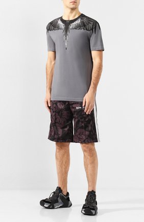 Мужская хлопковая футболка MARCELO BURLON серого цвета по цене 21250 руб., арт. CMAA018R20JER006 | Фото 2 Мужская хлопковая футболка MARCELO BURLON серого цвета, арт. CMAA018R20JER006 | Фото 2 (Материал внешний: Хлопок; Длина (для топов): Стандартные; Рукава: Короткие; Статус проверки: Проверена категория; Принт: С принтом; Стили: Кэжуэл)