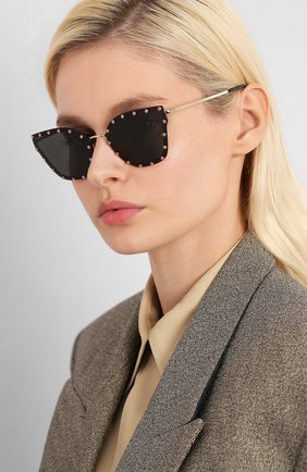 Женские солнцезащитные очки VALENTINO черного цвета по цене 25300 руб., арт. 2028-300387 | Фото 2 Женские солнцезащитные очки VALENTINO черного цвета, арт. 2028-300387 | Фото 2