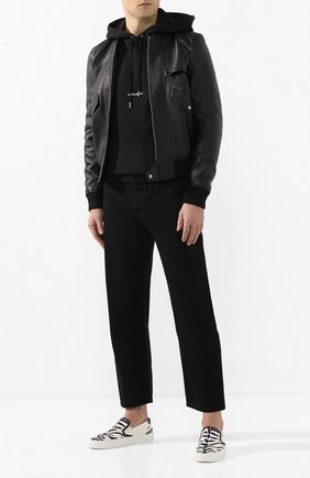 Мужской кожаный бомбер SAINT LAURENT черного цвета по цене 286000 руб., арт. 601620/YC2ZW | Фото 2 Мужской кожаный бомбер SAINT LAURENT черного цвета, арт. 601620/YC2ZW | Фото 2 (Материал подклада: Купро; Принт: Без принта; Мужское Кросс-КТ: Кожа и замша, Верхняя одежда; Рукава: Длинные; Длина (верхняя одежда): Короткие; Кросс-КТ: Куртка; Стили: Кэжуэл)
