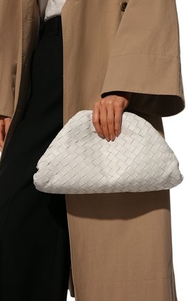 Женский клатч pouch BOTTEGA VENETA белого цвета по цене 192000 руб., арт. 576175/VCPP0 | Фото 2 Женский клатч pouch BOTTEGA VENETA белого цвета, арт. 576175/VCPP0 | Фото 2
